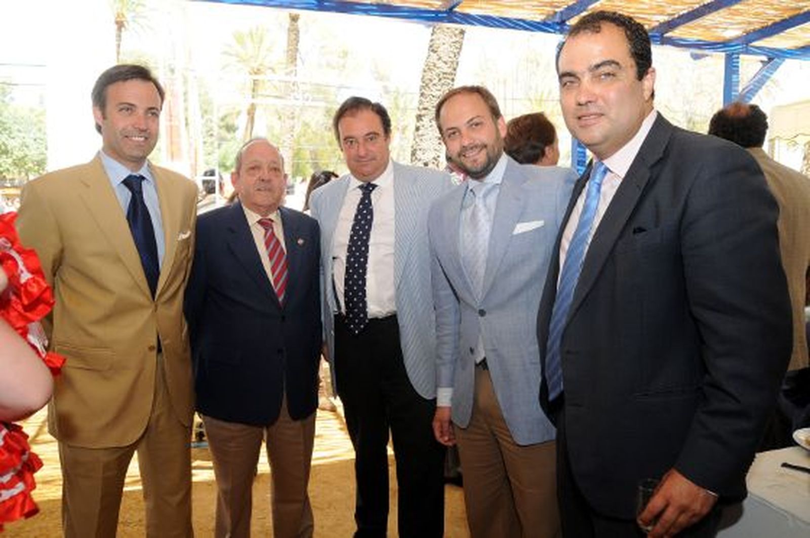 Joaquín Osborne, Álvaro Osborne Gutiérrez, Álvaro Osborne Tosar, del grupo de empresas Álvaro Osborne, junto a Tomás Valiente, director general del Grupo Joly, y David Fernández, director de Diario de Jerez.


Foto: Manuel Aranda