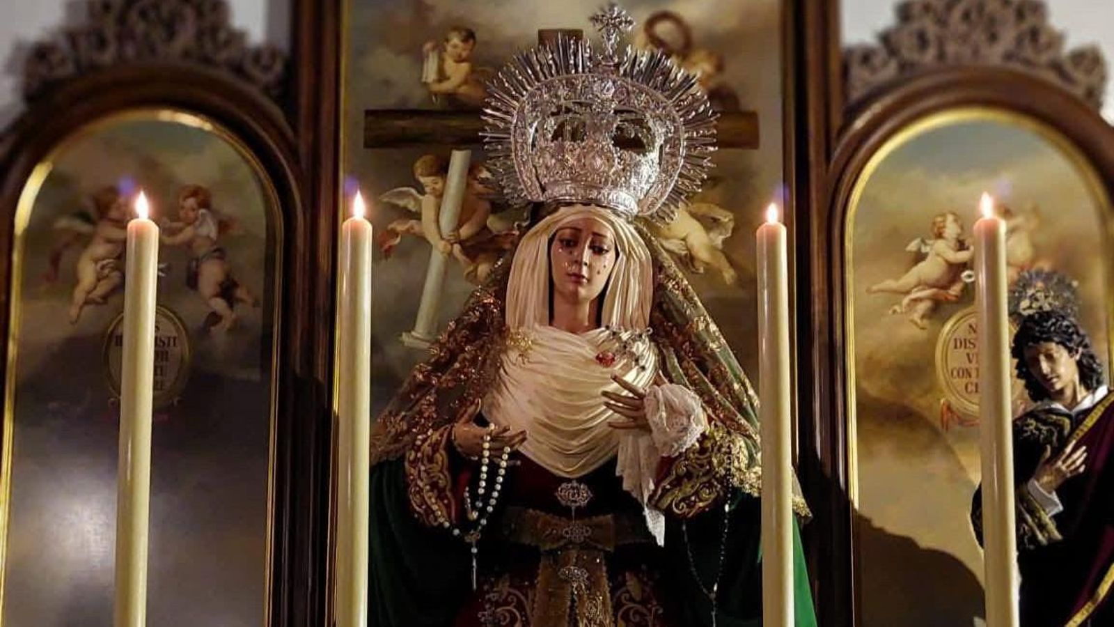 La Virgen de los Ángeles, preparada para el rosario.