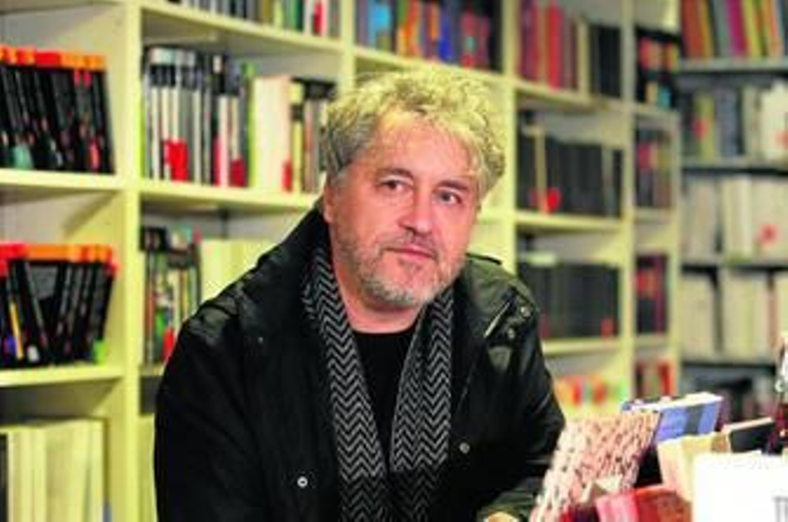 El escritor gallego Manuel Rivas, fotografiado el pasado miércoles en la librería La Extravagante de Sevilla.