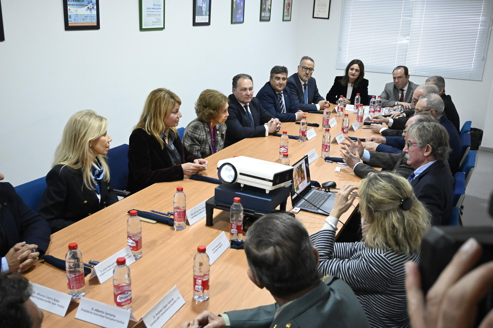 La Reina Sofía visita el Banco de Alimentos de Huelva, en imágenes