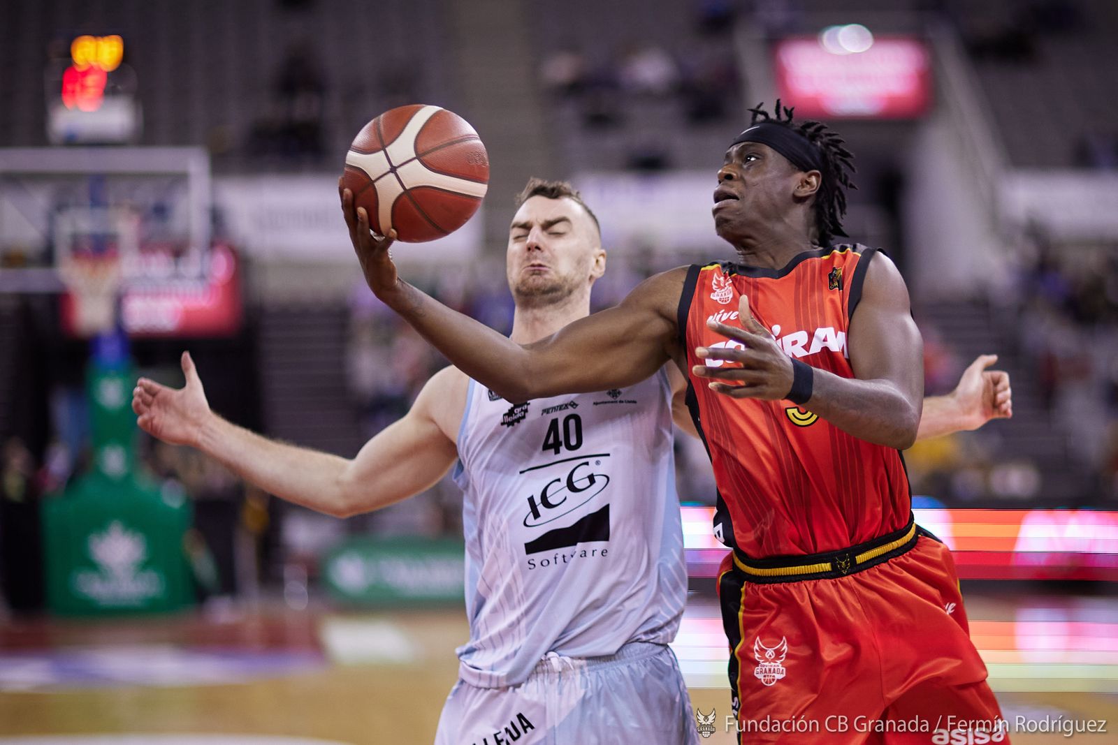 Thomas Bropleh trata de anotar en el duelo de la primera vuelta.