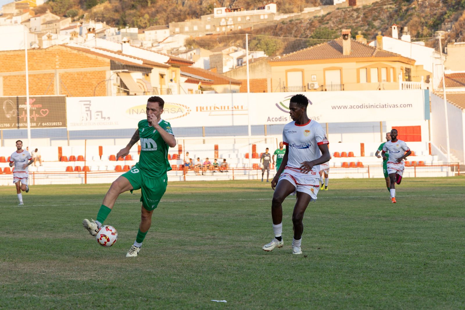 Agus Alonso intenta driblar a Moha en el Trofeo Miguel Pérez Luque.