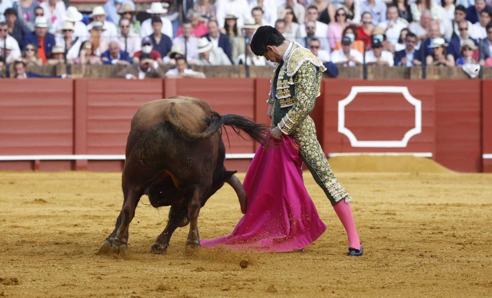 Pablo Aguado torea de capa al tercero de la tarde