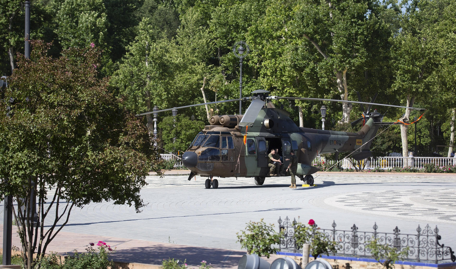 Montaje de la Exposición Estática de las Fuerzas Armadas en el parque de María Luisa
