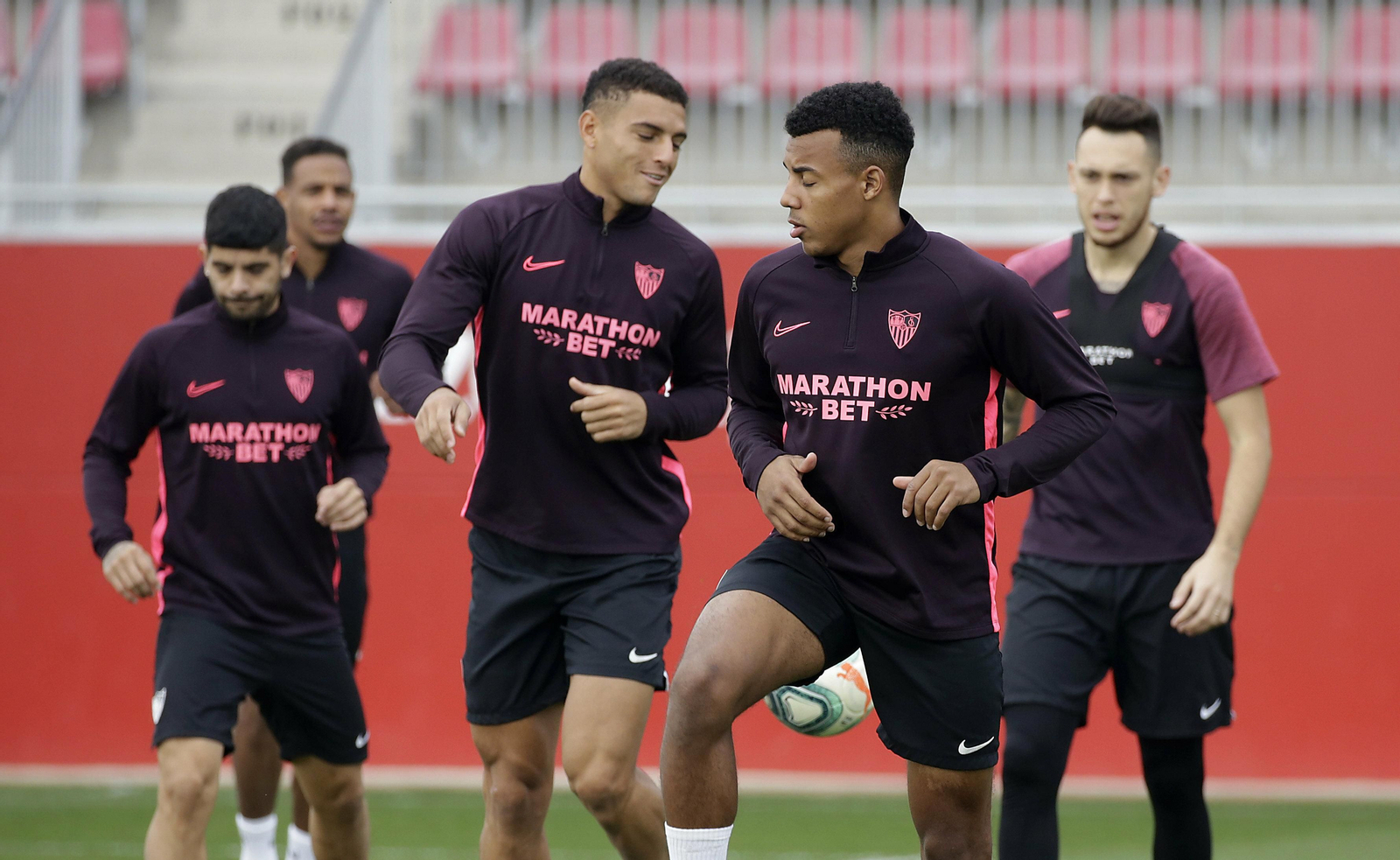 Diego Carlos  bromea con Koundé en un entrenamiento antes del parón.