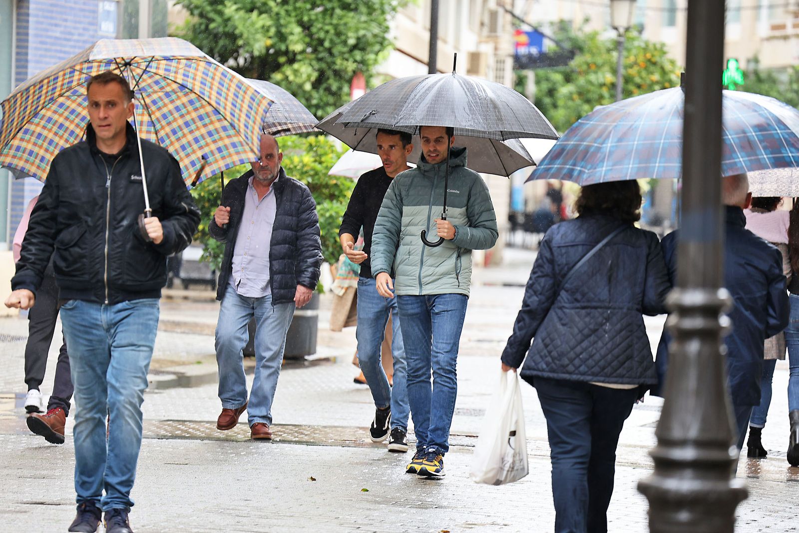 Imágenes de la lluviosa mañana en Huelva