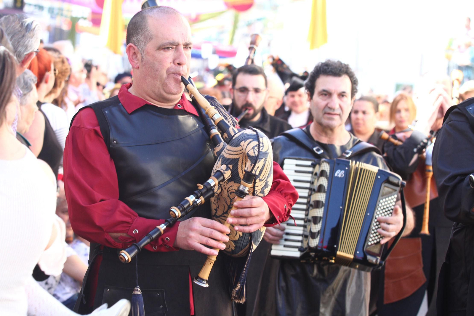 Imágenes del desfile de la XIX Feria Medieval del Descubrimiento, en Palos de la Frontera