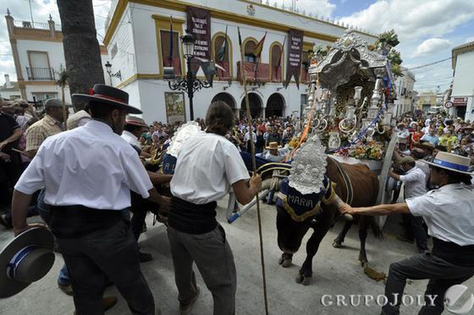 Mairena del Alcor sube la escalinata de la parroquia manriqueña.

Foto: Manuel Gómez