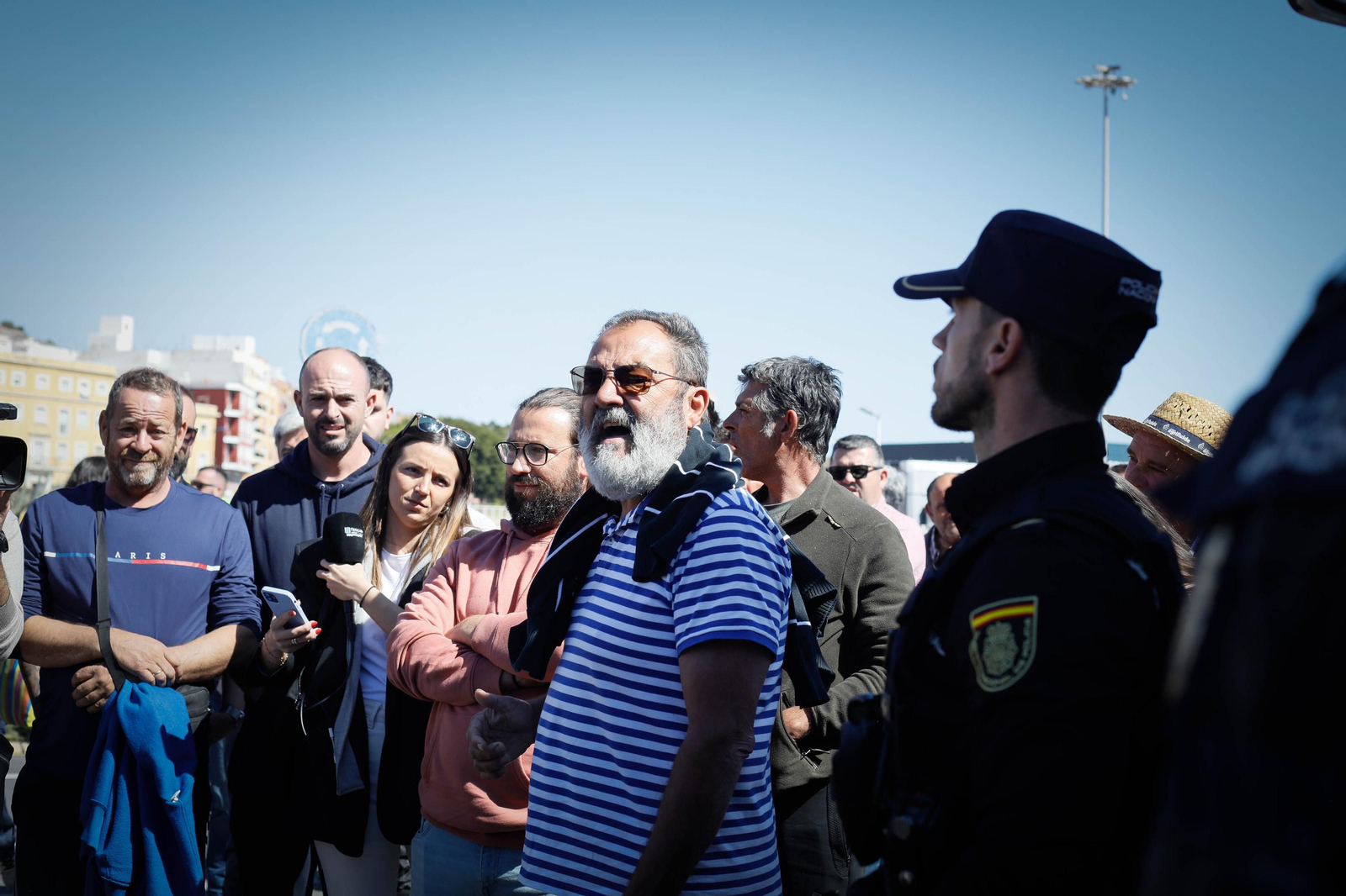 Los agricultores colapsan el puerto de Almería