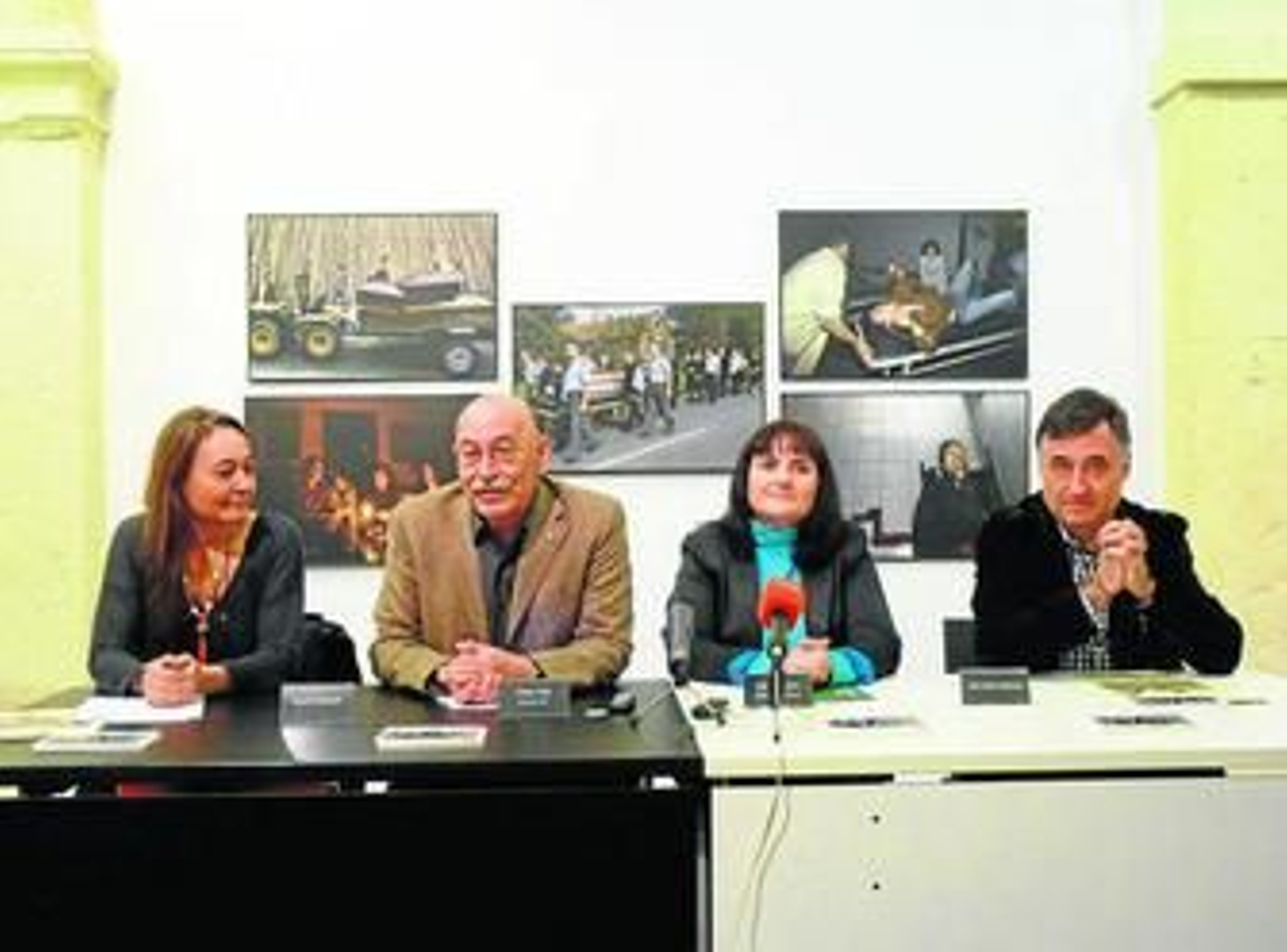 Sandra Balsells, Pablo Juliá con Isabel Arévalo y el fotógrafo Gervasio Sánchez.