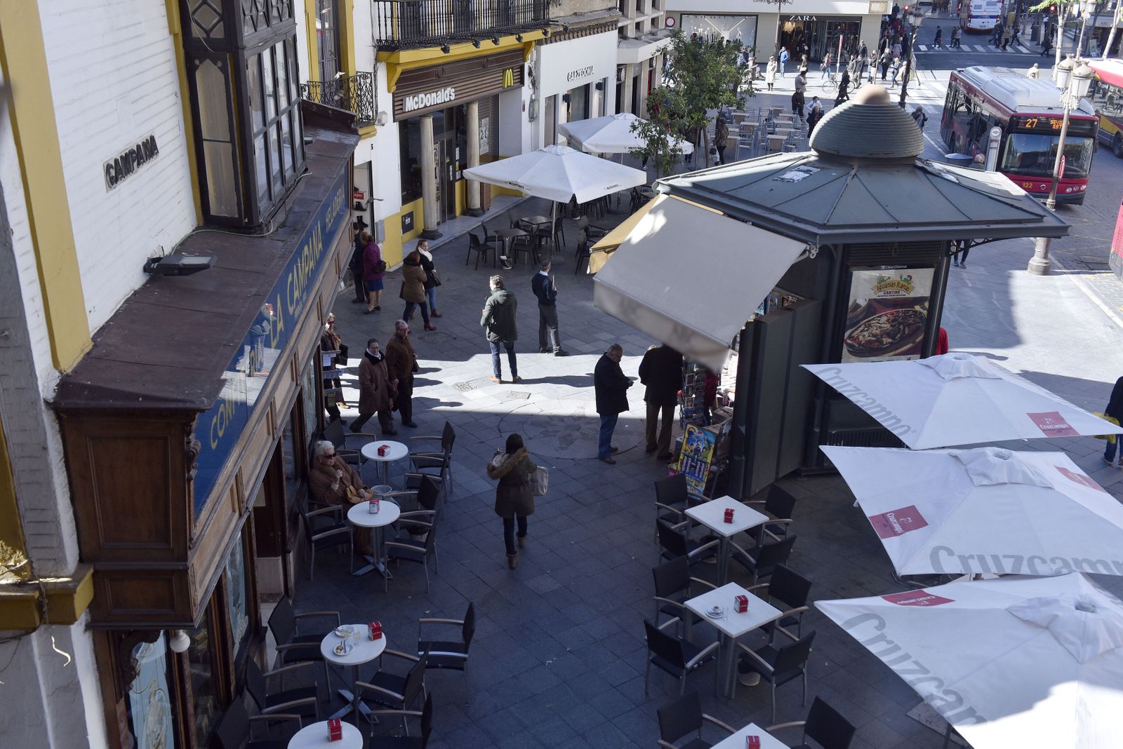 Una imagen de La Campana con los antiguos veladores.