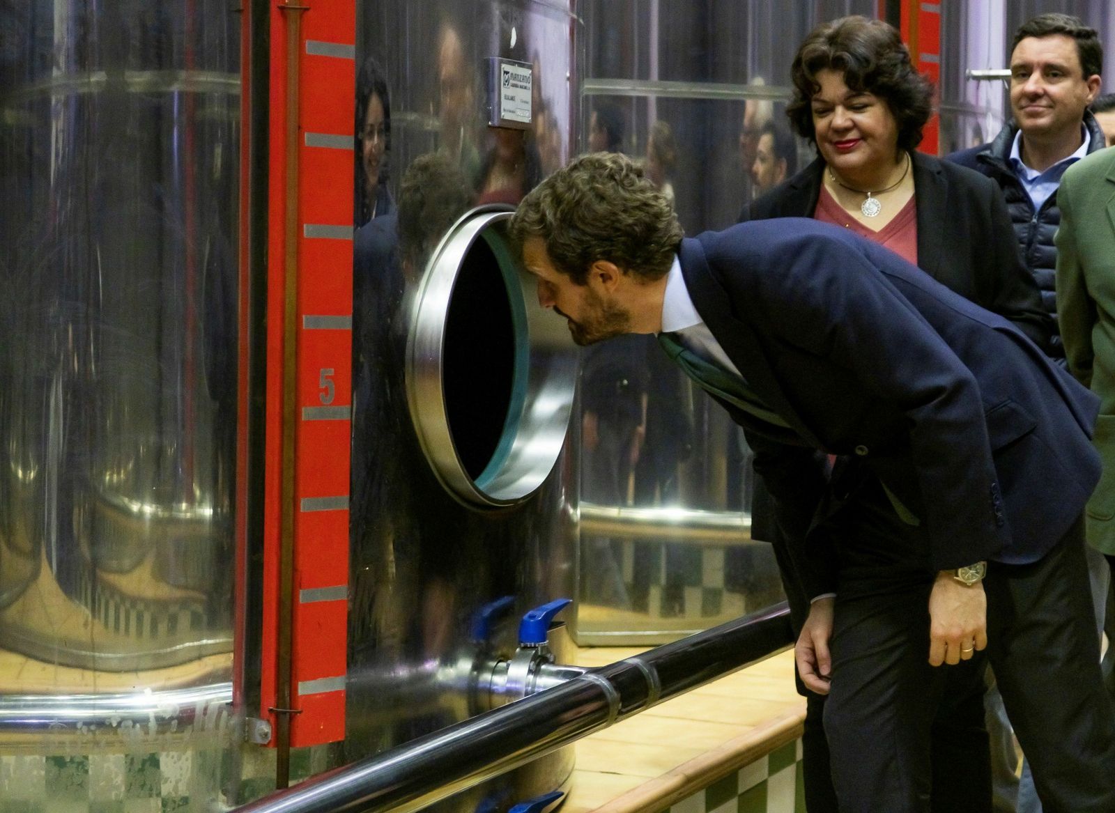 Pablo Casado, en la aceitera Framoliva, en Huévar del Aljarafe