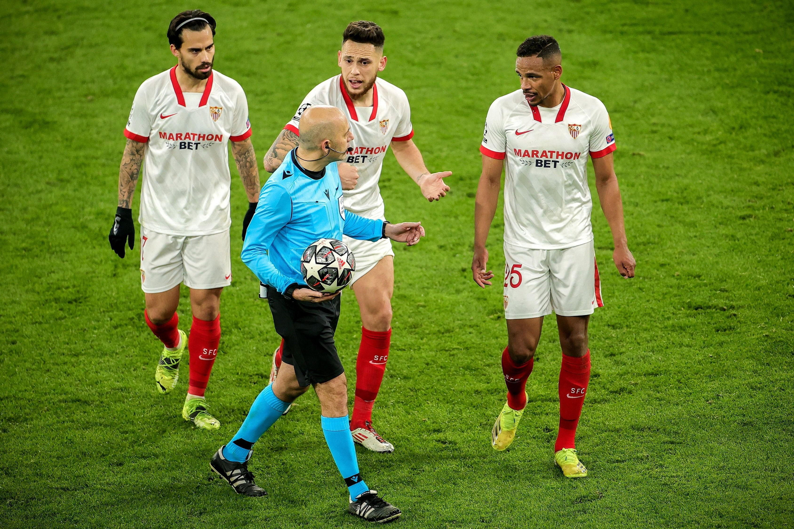 Los jugadores del Sevilla protestan durante un partido de Champions.