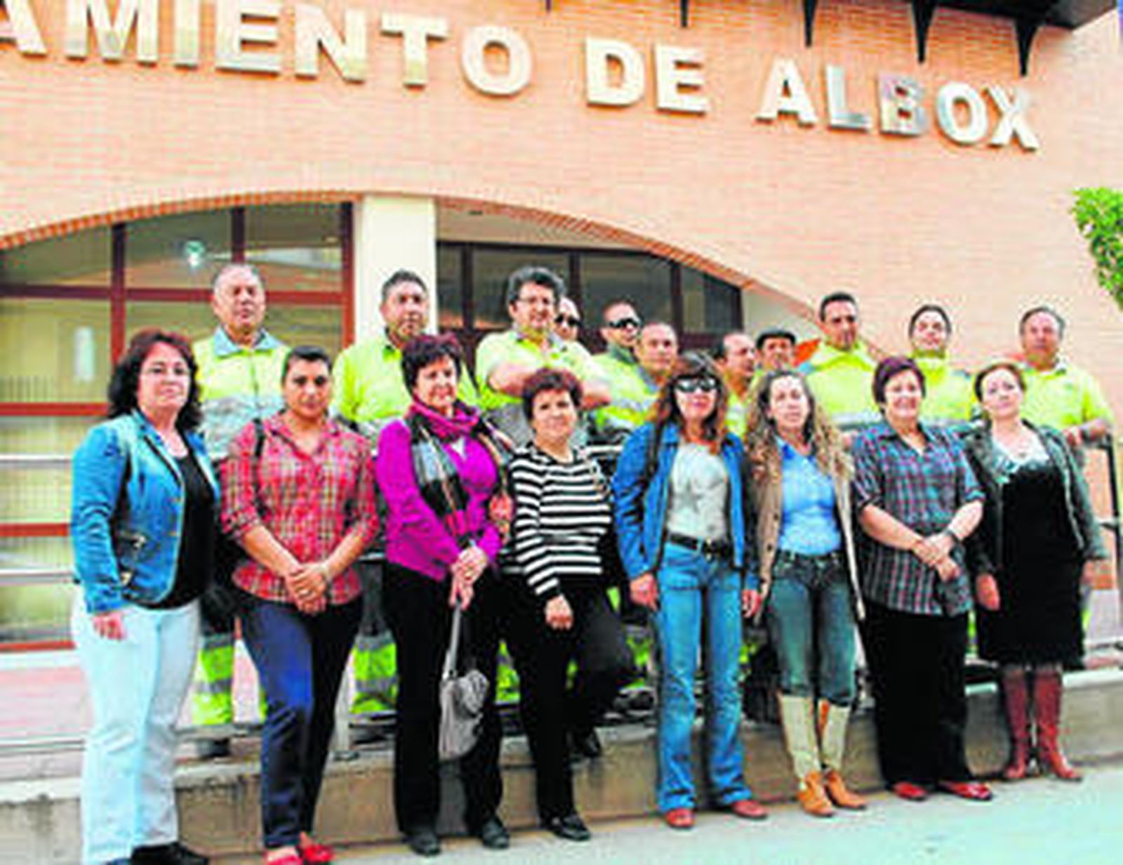 Ayer repartían octavillas entre los vecinos para informarles de lo que va a suceder con el servicio.