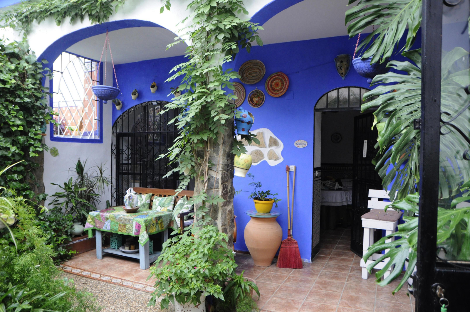 Los Patios de Córdoba se acicalan para su apertura en otoño, en fotografías