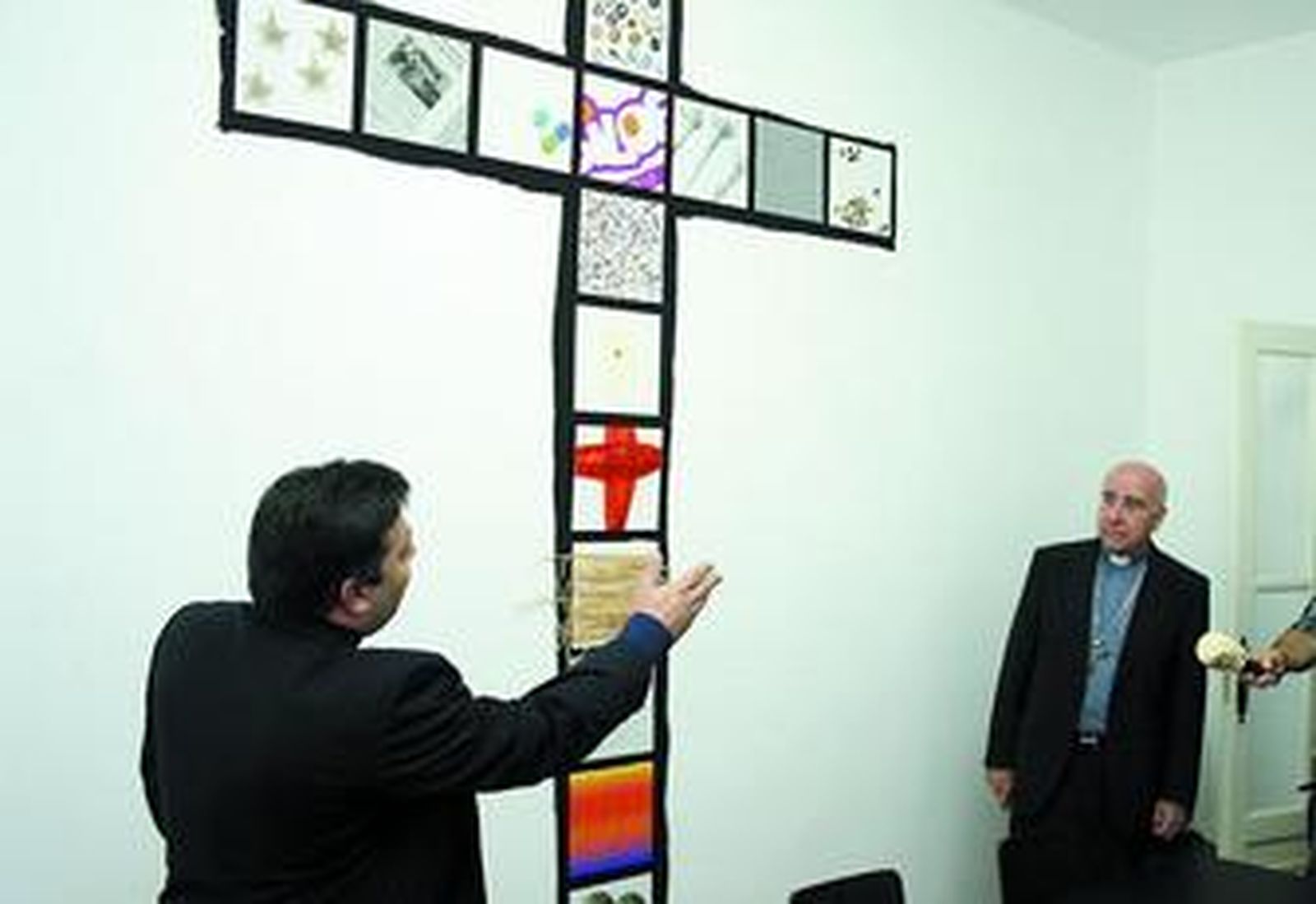 José Antonio Omist explica el significado de la cruz, acompañado por el obispo de Huelva.