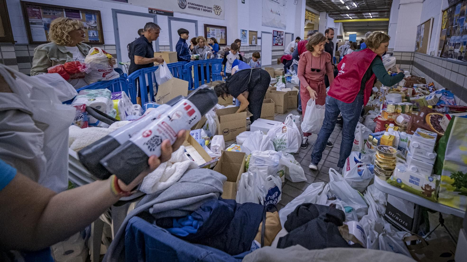 Las imágenes de la recogida de alimentos en Cádiz en solidaridad con Valencia por los efectos de la DANA