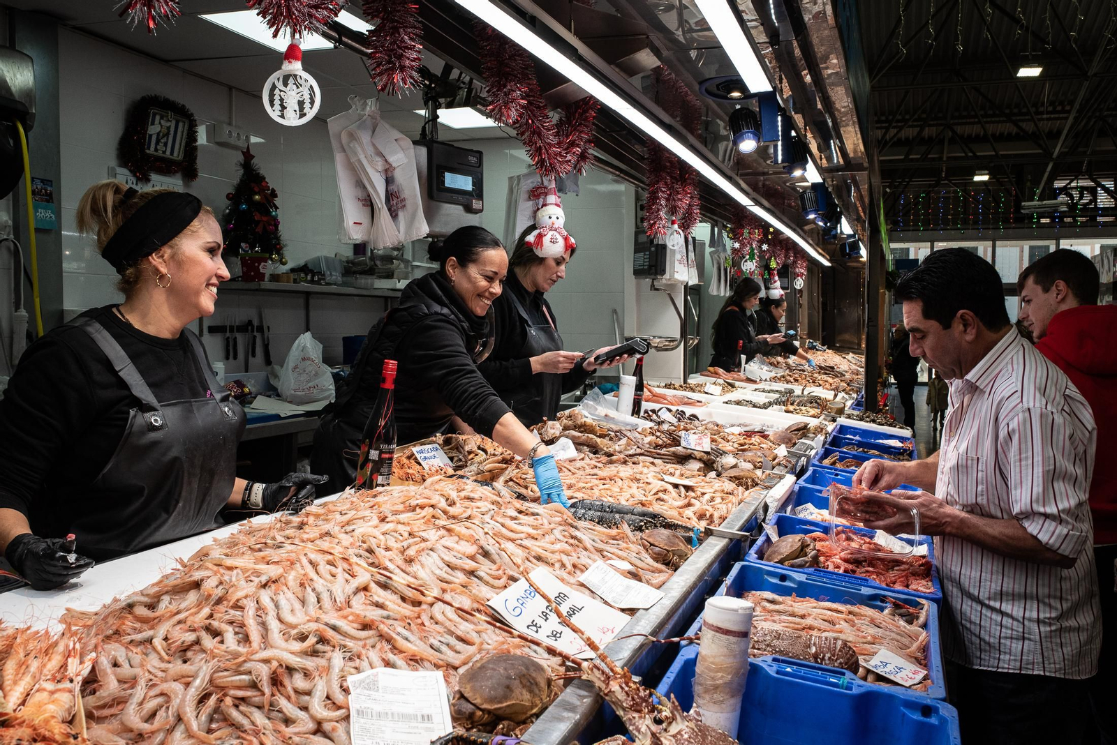 Las últimas compras en el Mercado del Carmen antes de Navidad, en imágenes