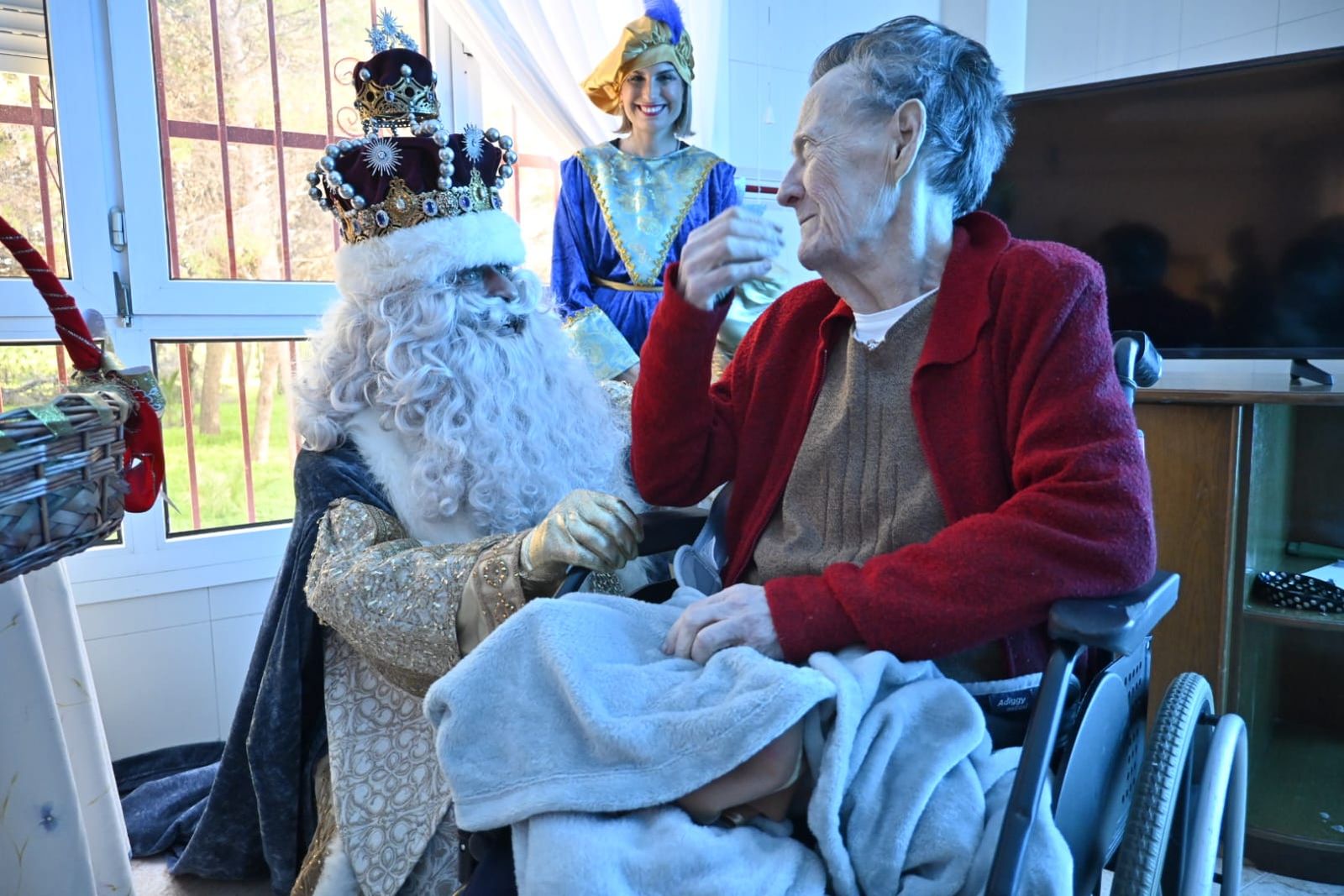 Las fotos más tiernas de la visita de los Reyes Magos a los ancianos de Huelva este 5 de enero