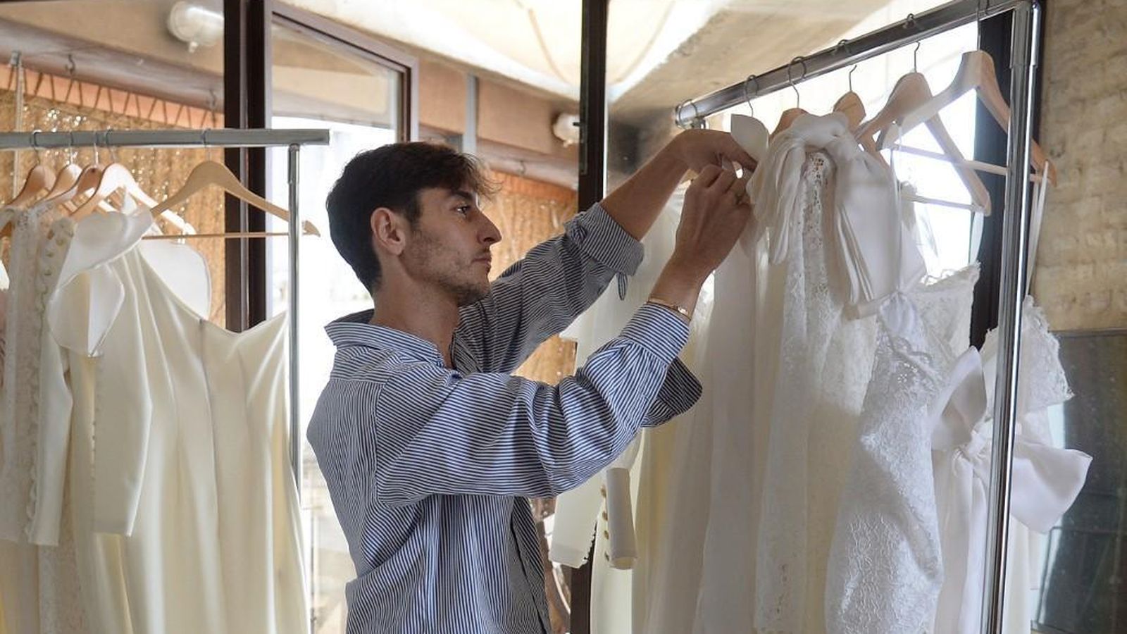 Montenegro, con sus vestidos de novia, en su taller de Lantejuela, en Sevilla.