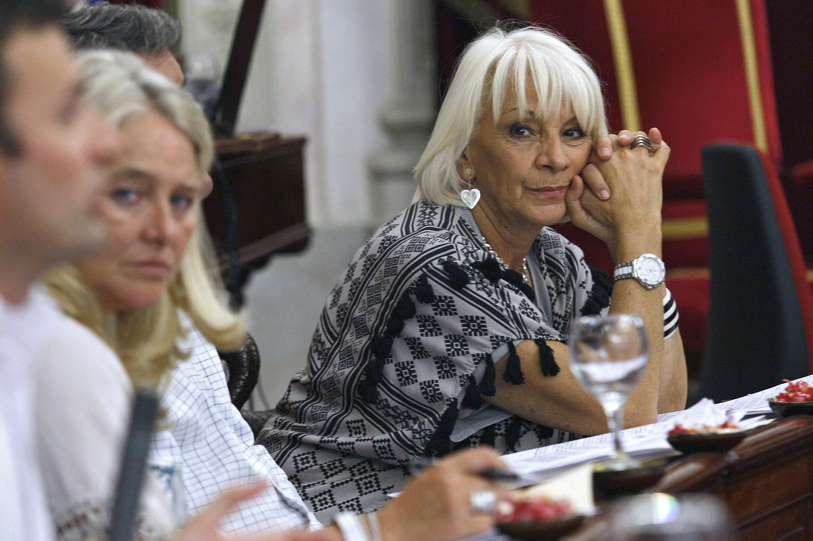 "A Teófila y al PP no se le caen los anillos por estar en la oposición"