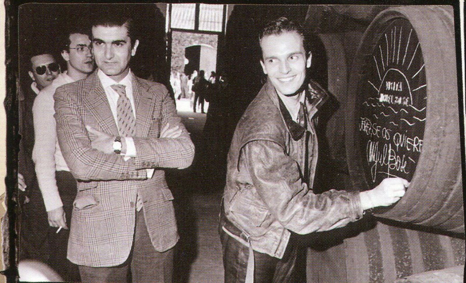 Miguel Bosé, firmando en una bota en Williams.