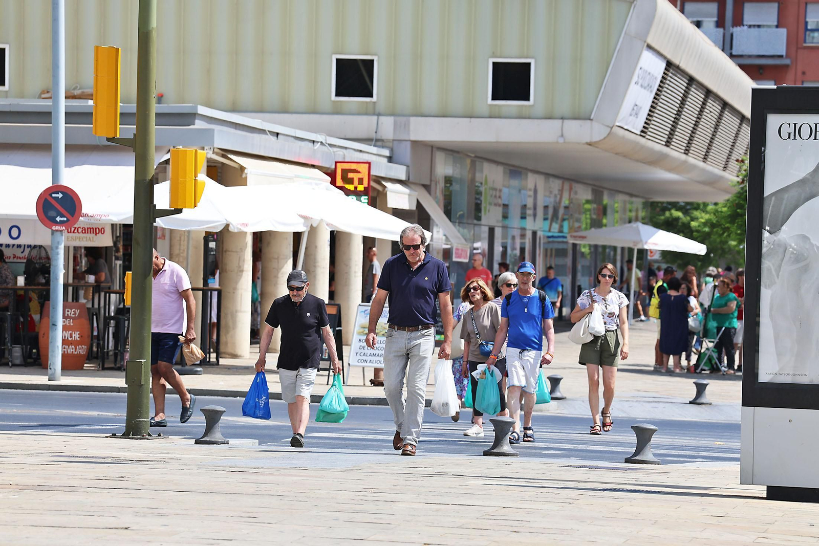 Imágenes de las compras en el entorno del Mercado del Carmen en la mañana de sábado