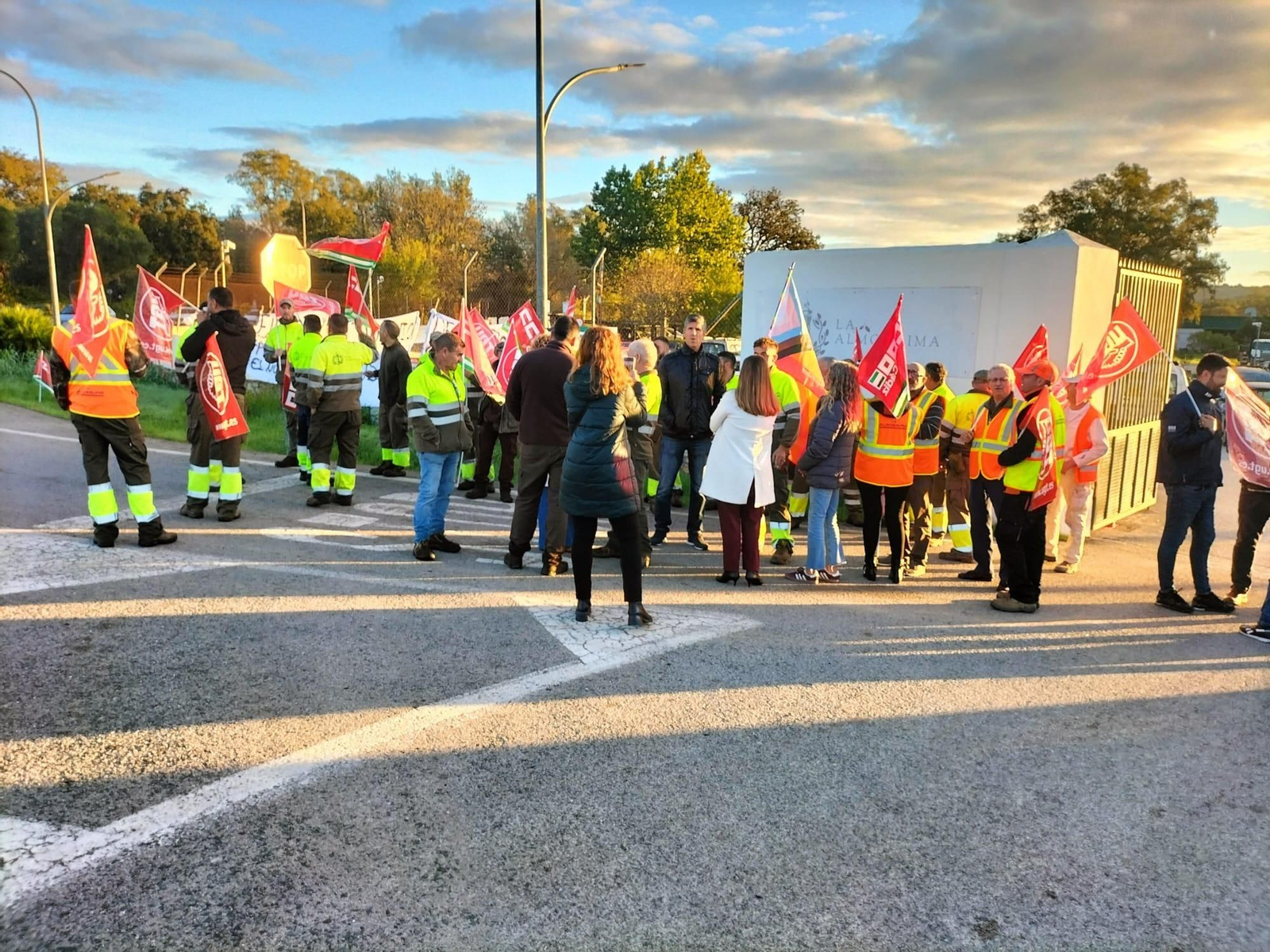 Manifestación de los trabajadores de Finca La Almoraima, este viernes.