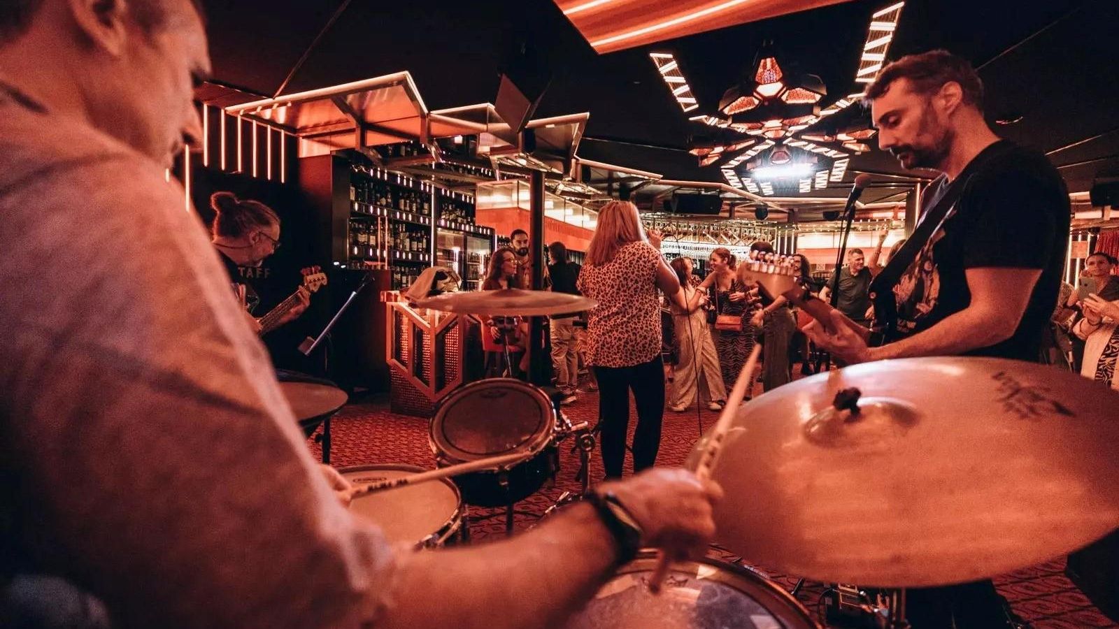 Un concierto en el Salón de Baile Nu.