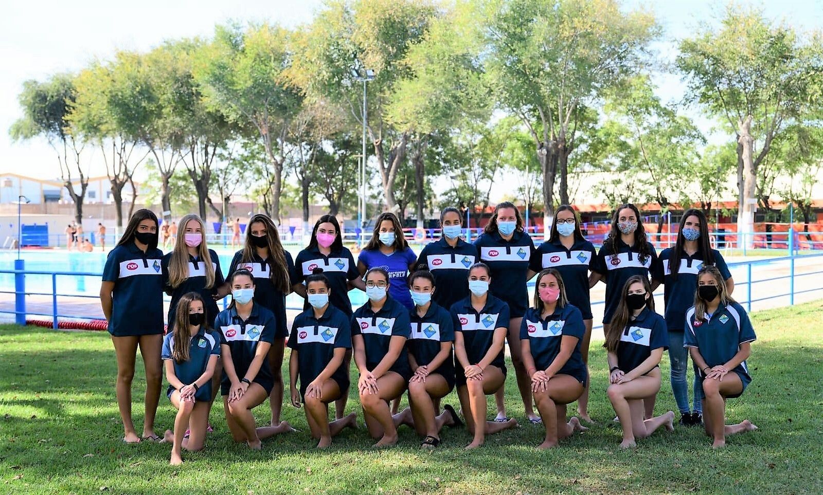 La plantilla del CW Dos Hermanas posa en sus instalaciones.