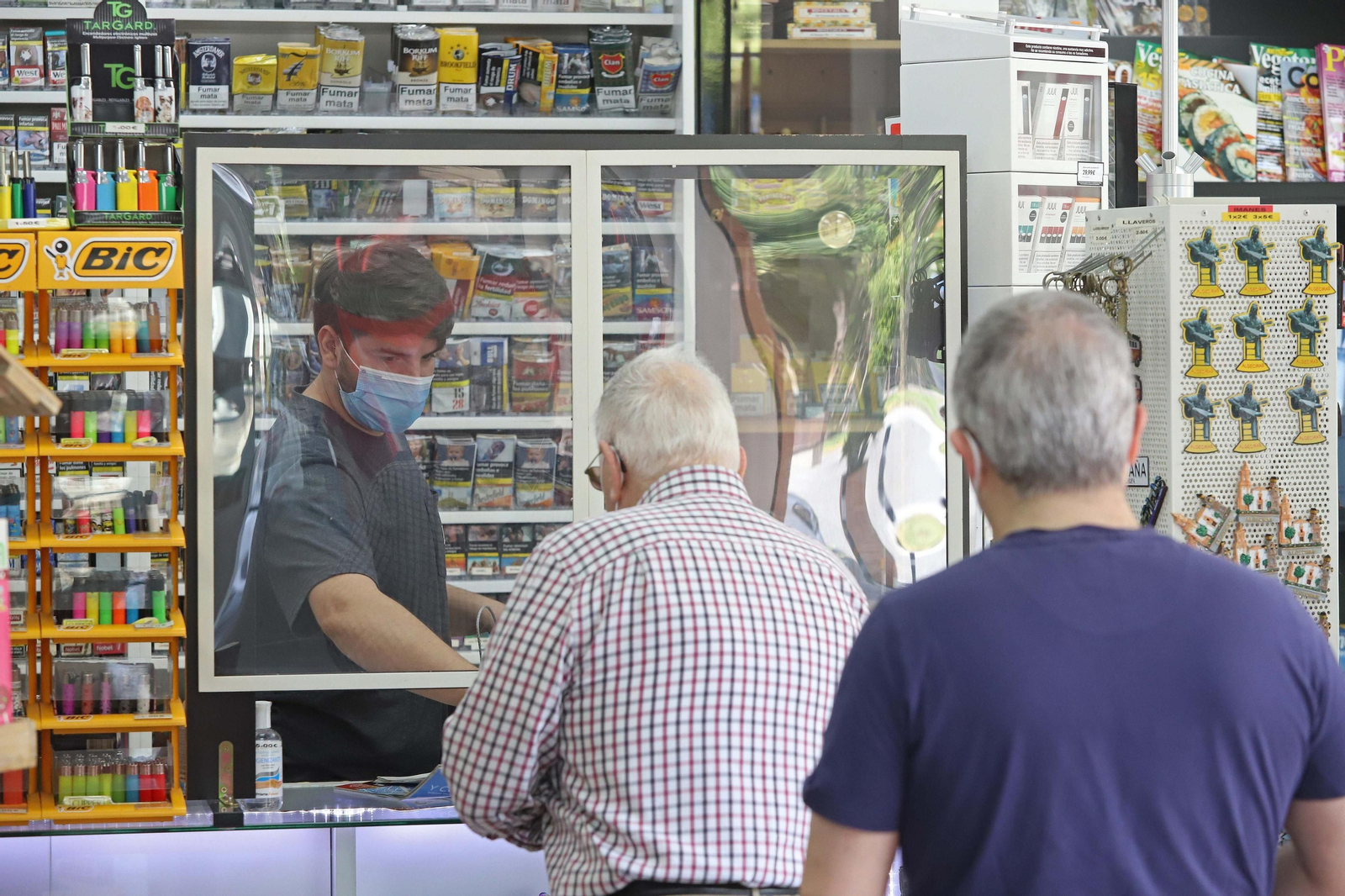 Una cola de clientes en el estanco de La Jara, en Algeciras.