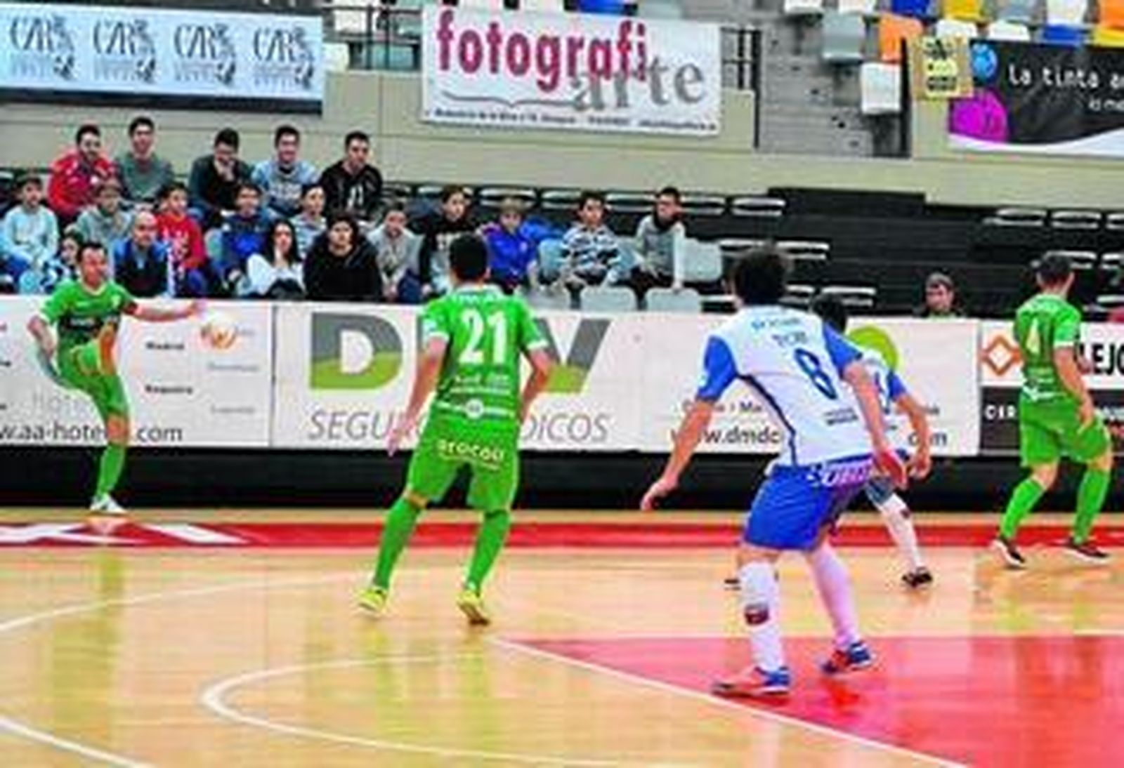 Lance del DLink Zaragoza-UMA Antequera, ayer.