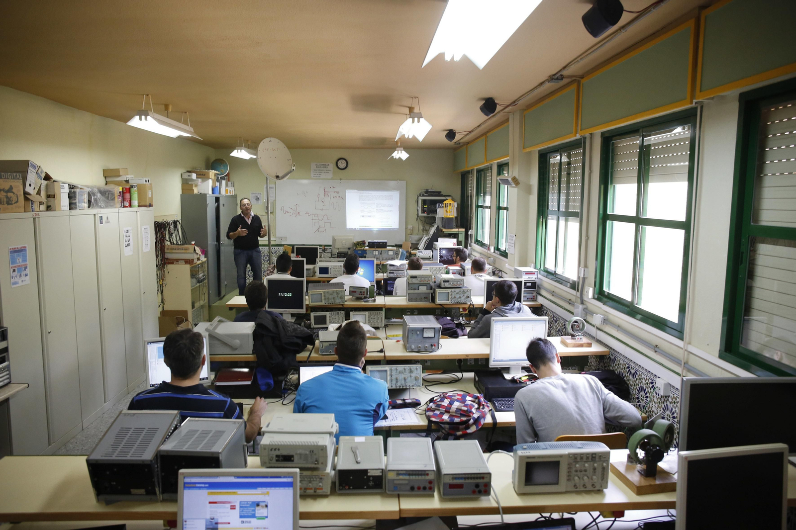 Un profesor imparte clase en un ciclo de Formación Profesional.