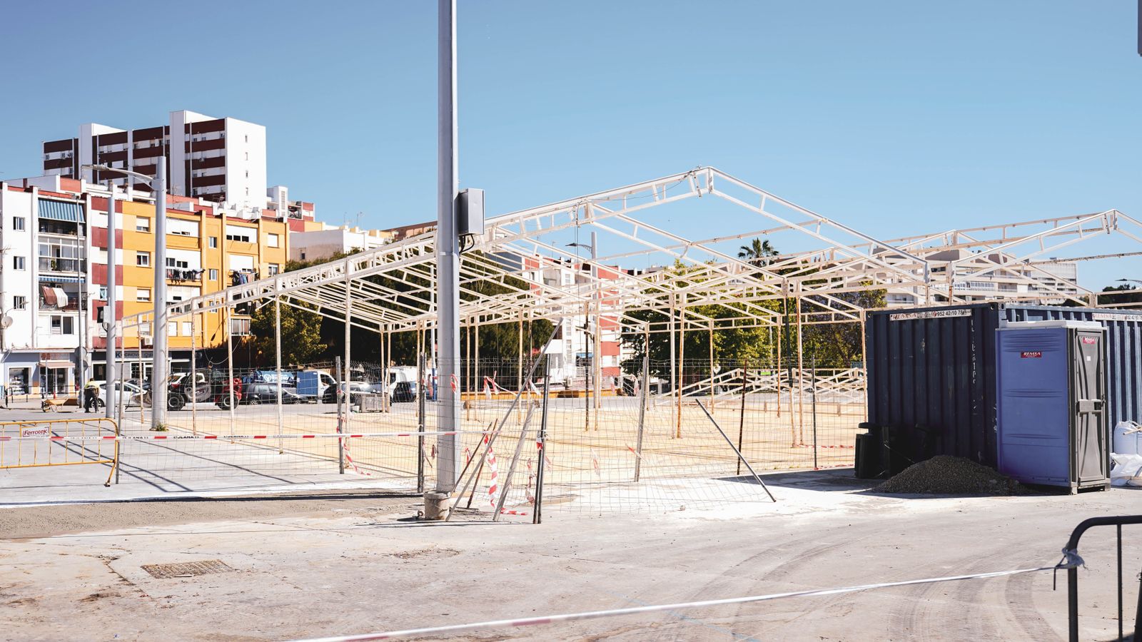 El parque de feria en Algeciras comienza cogiendo forma con el montaje de las casetas, en imágenes