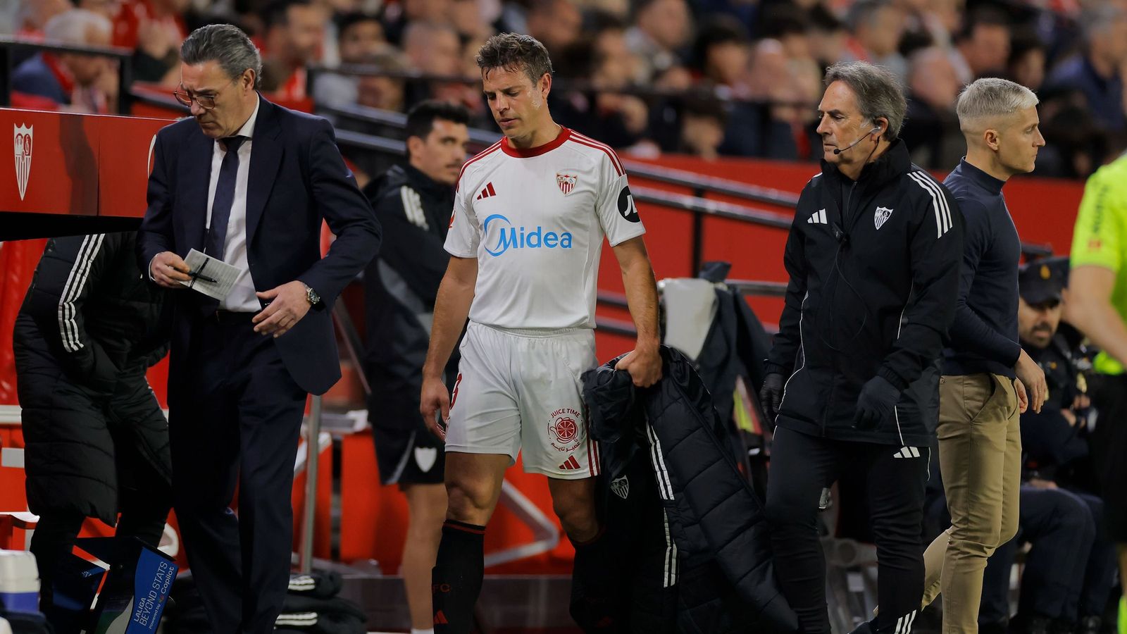 Momento en el que Azpilicueta era sustituido ante el Rayo Vallecano.