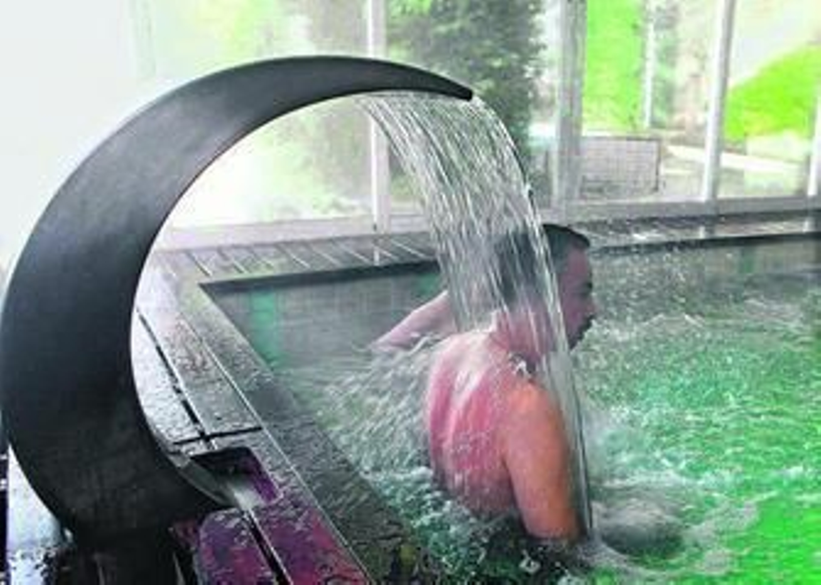 Los baños de aguas termales de Lanjarón constituyen un gran reclamo turístico.