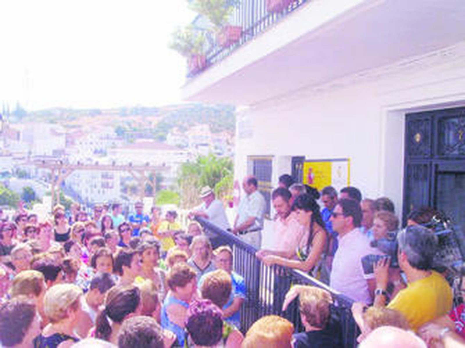 Vecinos concentrados ante las puertas del Ayuntamiento de Tolox, a mediodía de ayer.