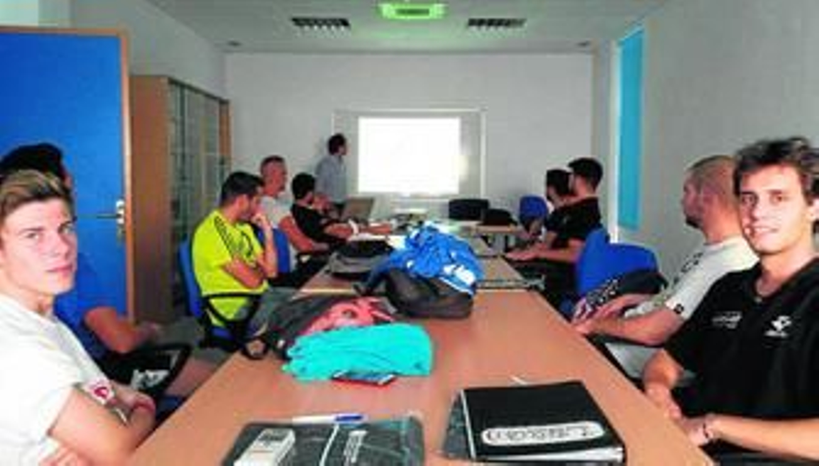 Dos de los 10 alumnos que asisten a este curso de socorrismo que ha abierto el programa de Formación.