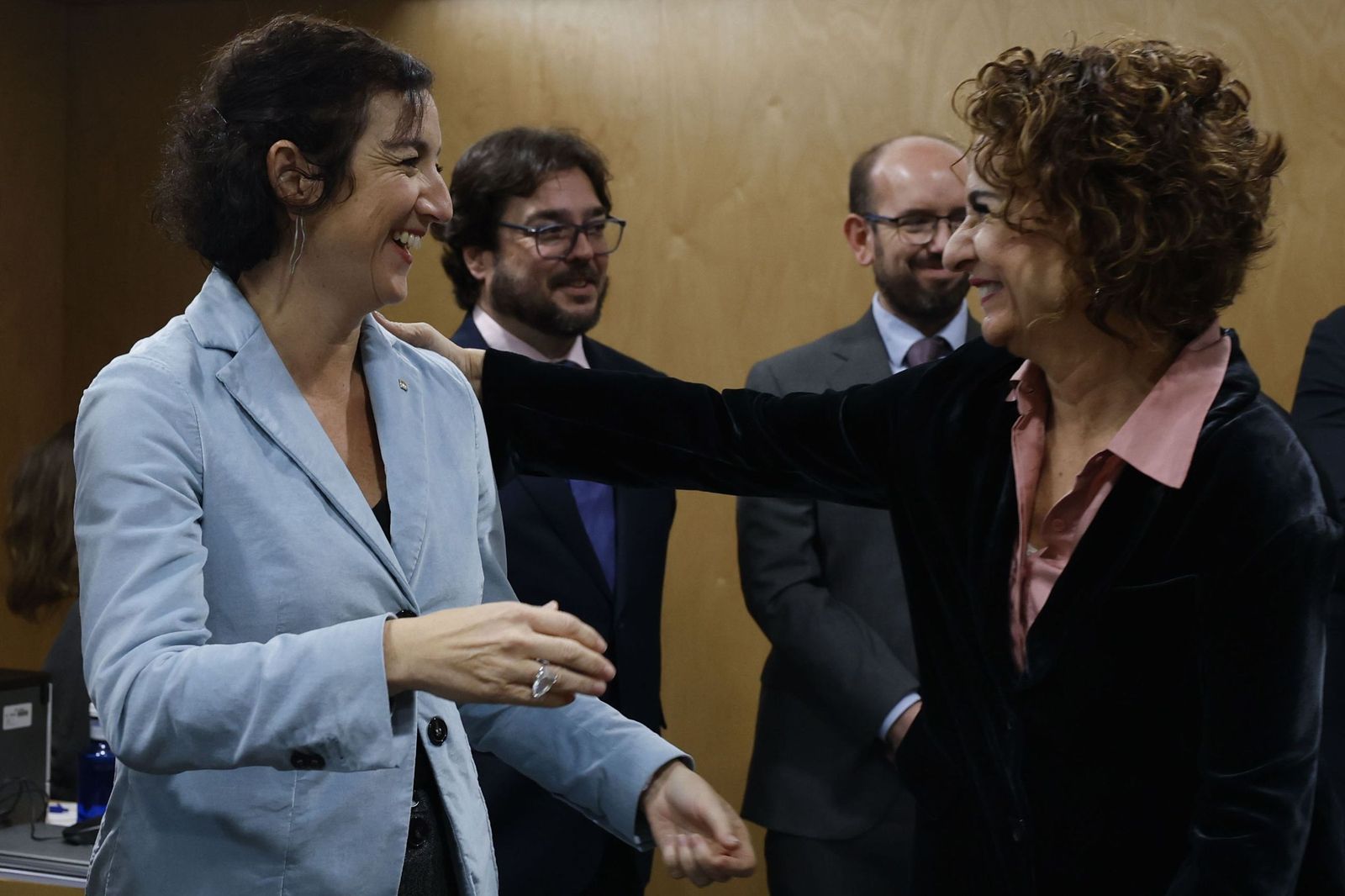 La ministra de Hacienda, María Jesús Montero, saluda a la consejera catalana Alicia Romero, al inicio del Consejo de Política Fiscal y Financiera.