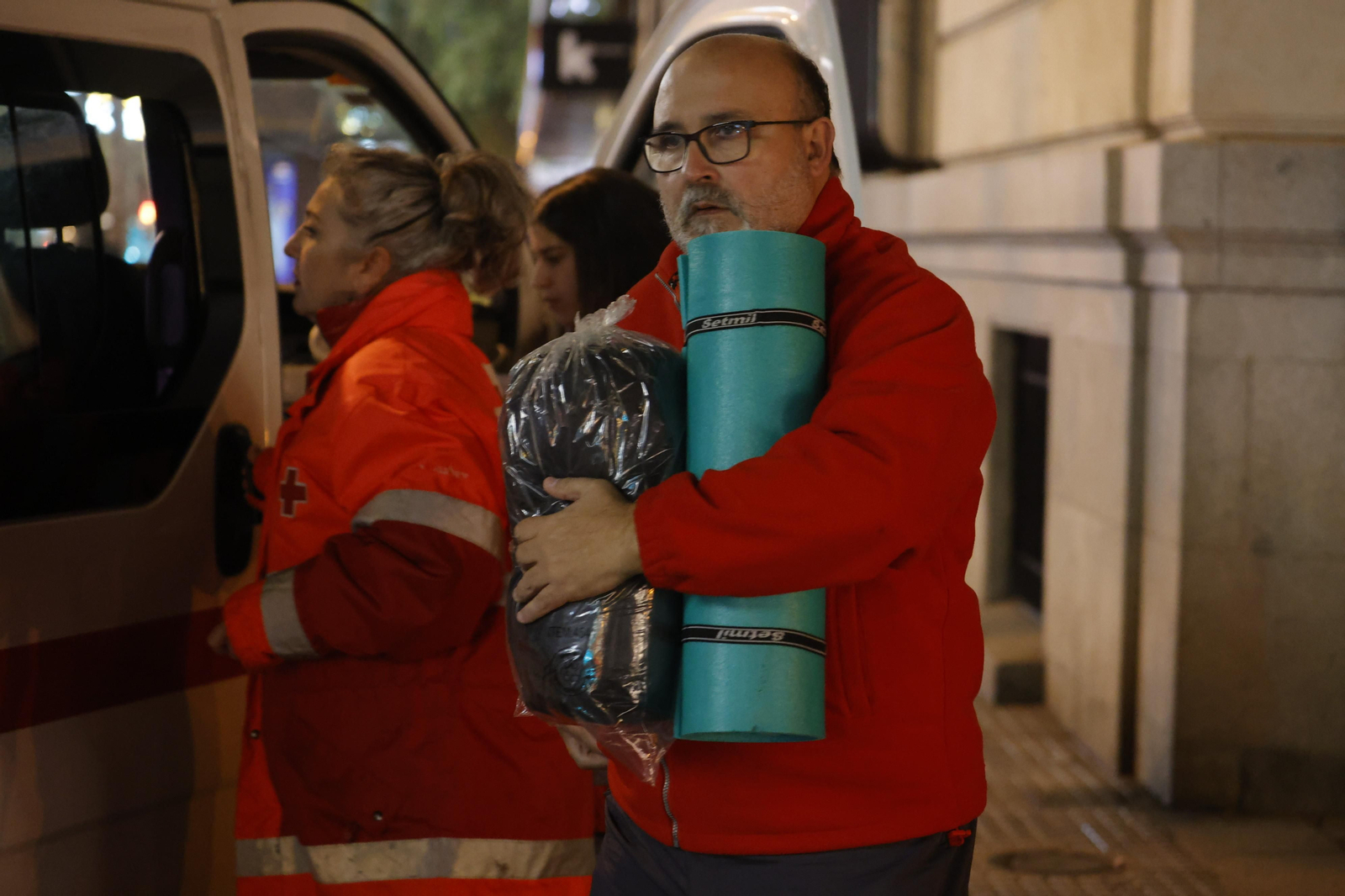 Una noche con el servicio de atención a personas sin hogar de Cruz Roja Córdoba, en imágenes
