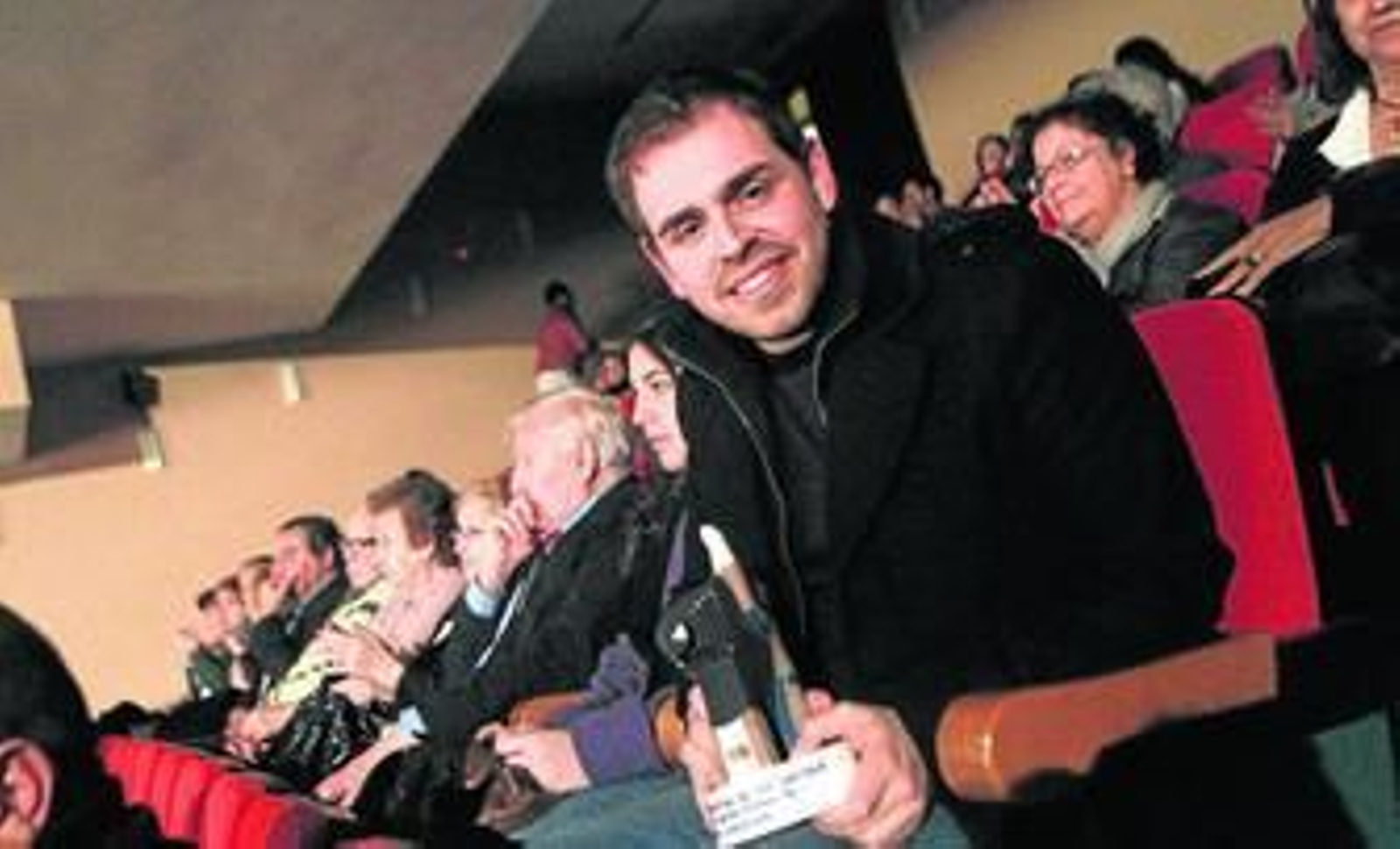 Sergio Postigo, ayer con su premio a la mejor fotografía.