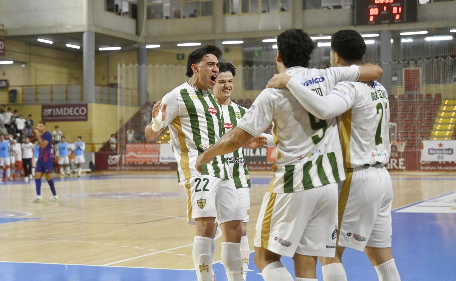 Las mejores fotos del ambiente en Vista Alegre para el Córdoba Futsal - Barça