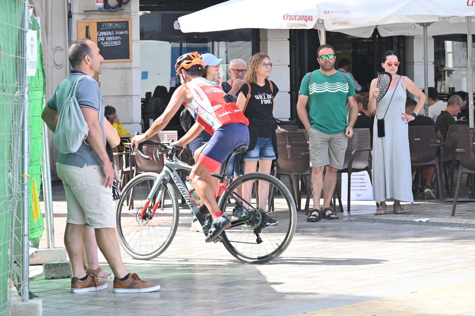 Las mejores imágenes de este sábado de intenso calor en las calles de Huelva