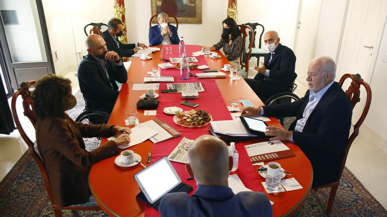 Durante el desayuno, Leonor Muñoz, presidenta del Colegio de Aparejadores; Pedro Rodríguez, presidente de Sierra Blanca; Raúl López, concejal de Urbanismo; Jorge Pérez de Leza, CEO de Metrovacesa; Violeta Aragón, secretaria general de la Asociación de Constructores y Promotores (ACP), y Antonio Méndez, director de Málaga Hoy. Durante el desayuno, Leonor Muñoz, presidenta del Colegio de Aparejadores; Pedro Rodríguez, presidente de Sierra Blanca; Raúl López, concejal de Urbanismo; Jorge Pérez de Leza, CEO de Metrovacesa; Violeta Aragón, secretaria general de la Asociación de Constructores y Promotores (ACP), y Antonio Méndez, director de Málaga Hoy.