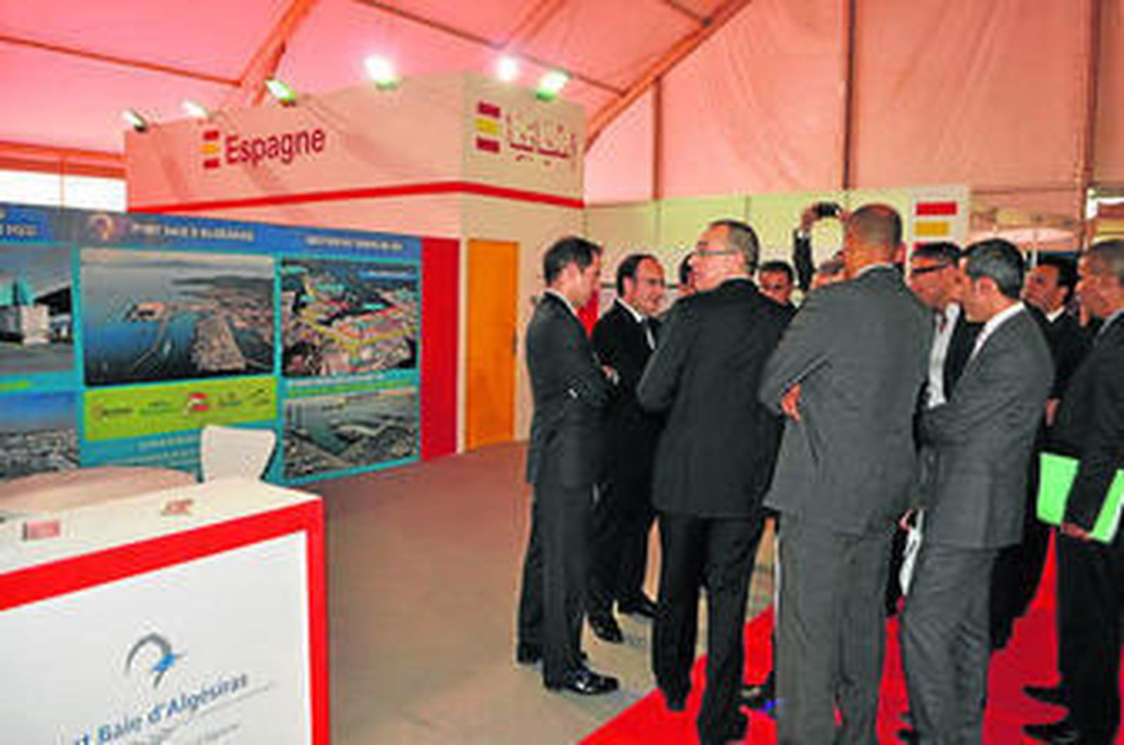 El gobernador de Inezgane y el alcalde de Aït Meloul, en el stand de Algeciras.