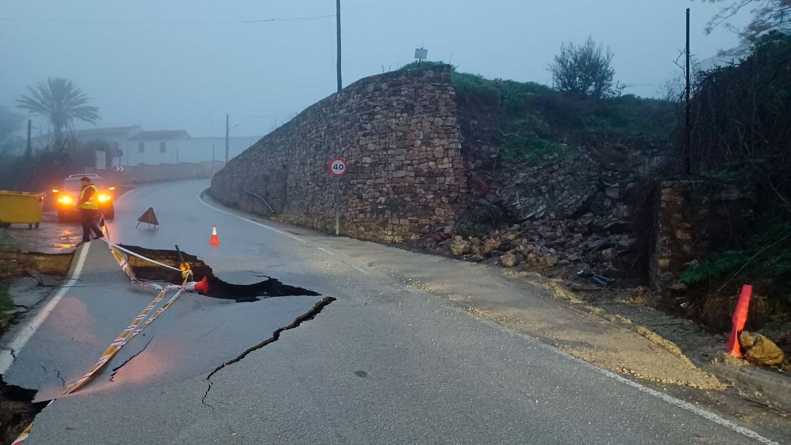 Cortada al tráfico la MA-6101 en Villanueva de Algaidas por colapso de la plataforma