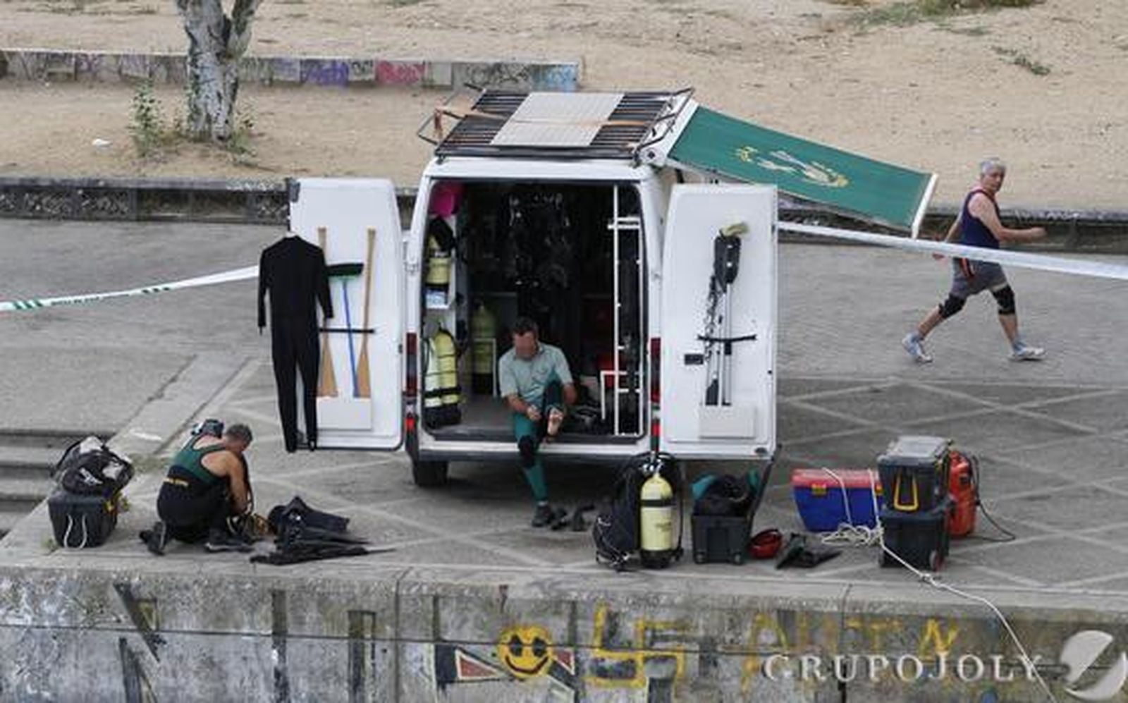 Los buzos buscan el río el cadáver del bañista. 

Foto: Victoria Hidalgo