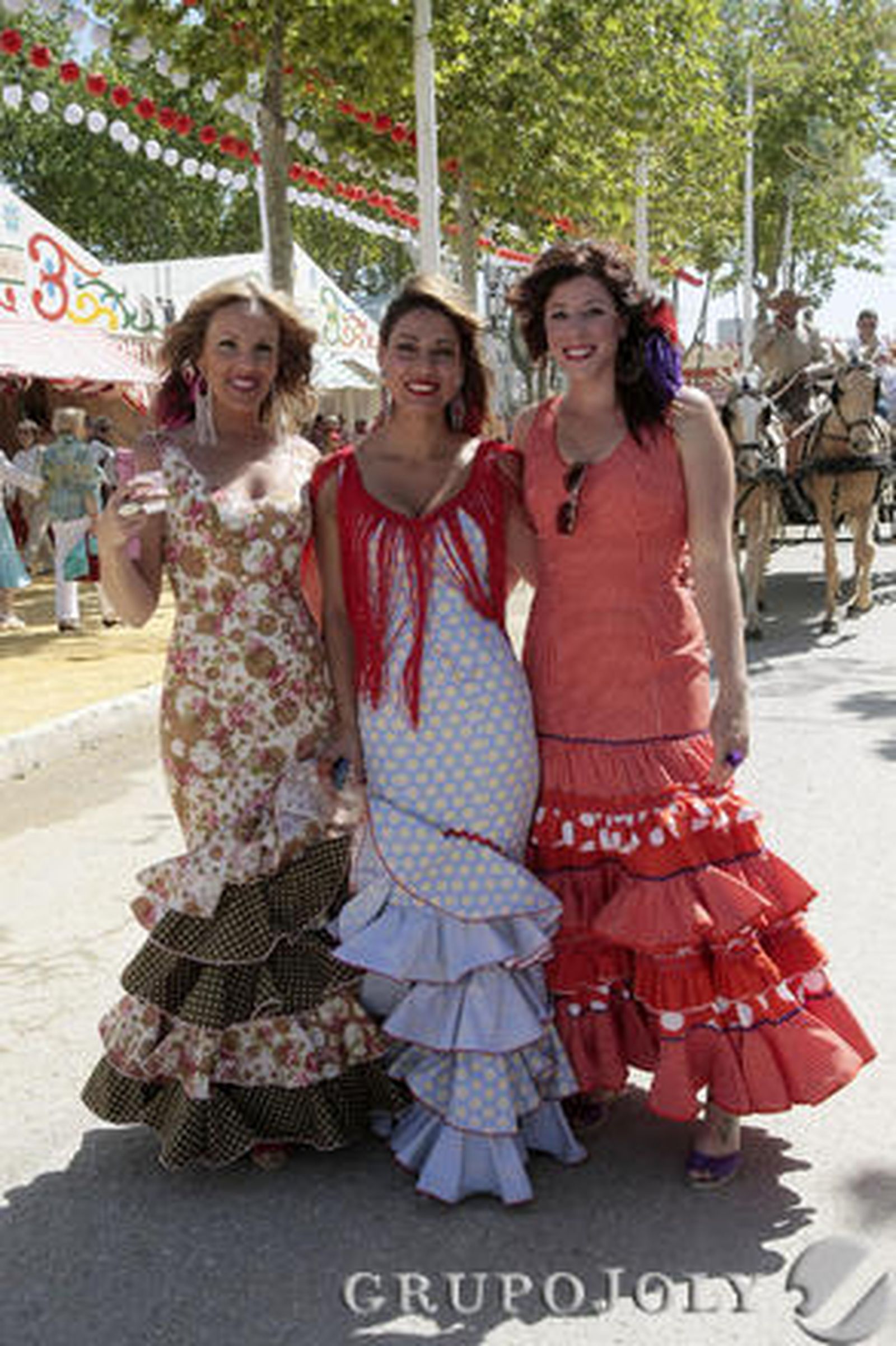 Tres guapas mujeres vestidas de flamenca ayer en Las Banderas.

Foto: Fito Carreto