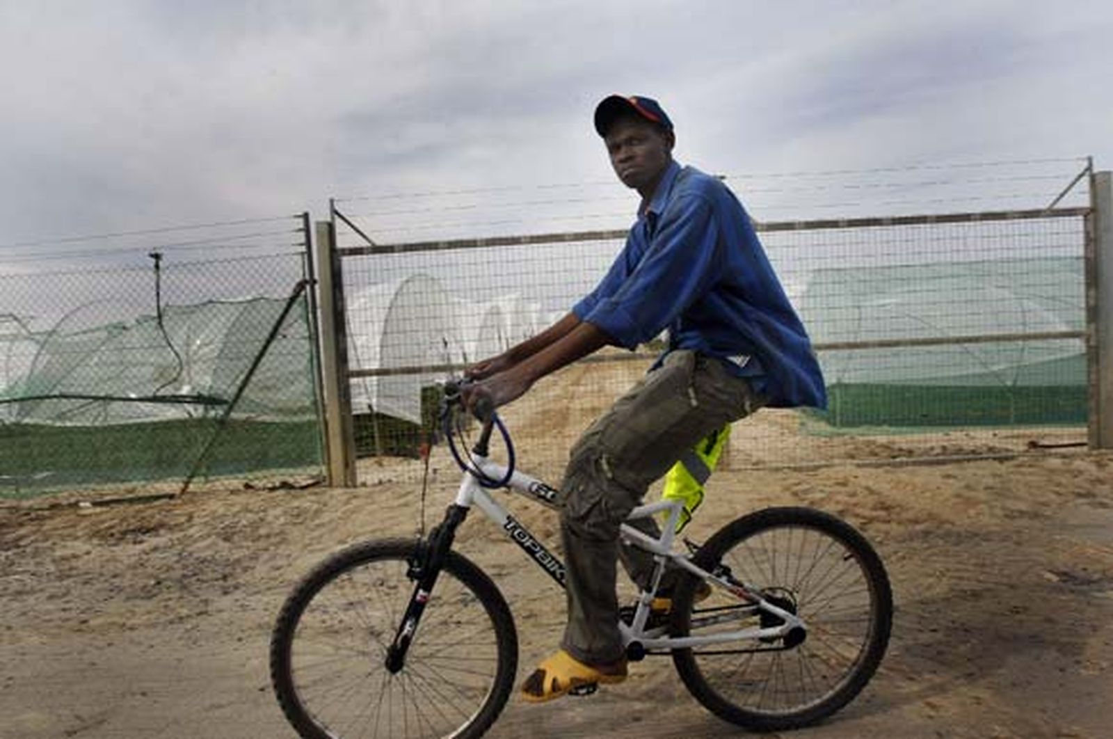 Entre Mazagón y Palos se extiende un mar blanco que oculta los campos de fresa, que oculta el lugar de ninguna parte de los africanos derrotados

Foto: Fito Carreto