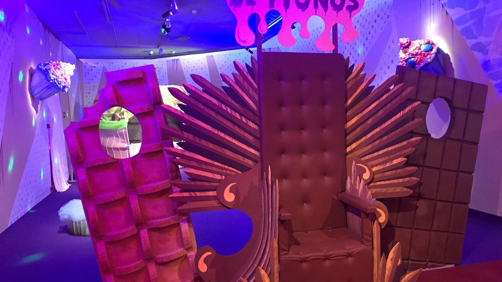 Trono de chocolate en la última de las salas.